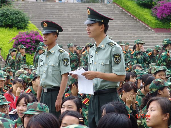 教官走到学生中间,点名认识新生