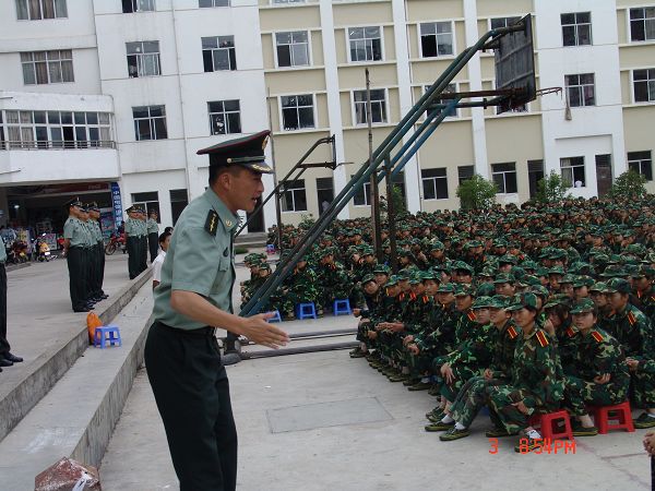 营长与新生们的第一次见面